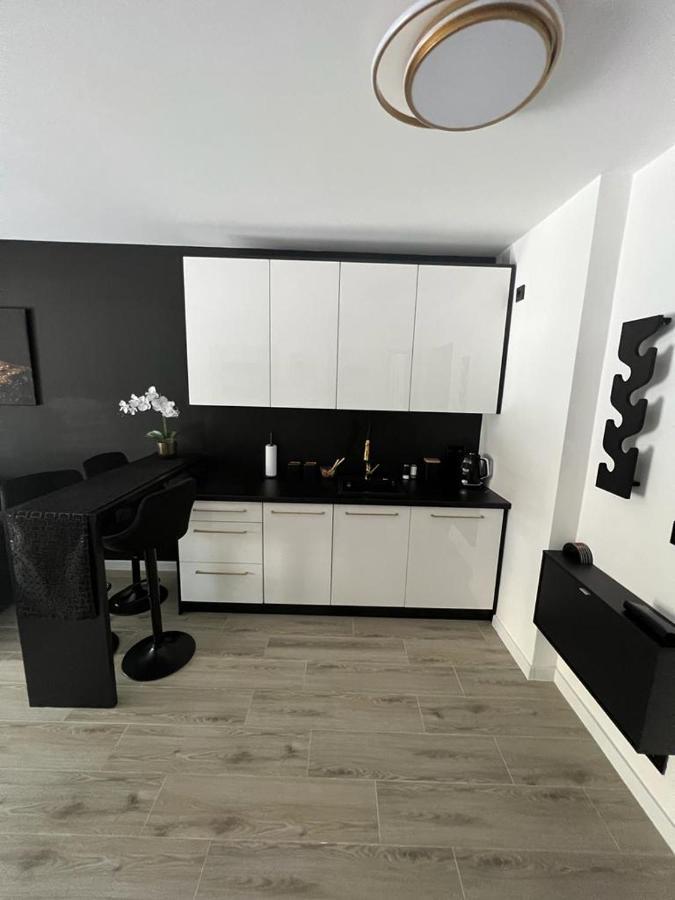 Apartment Black Amber *